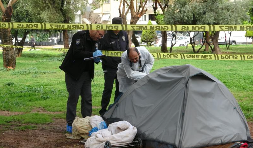 Parkta çadırda yaşayan adamdan acı haber!