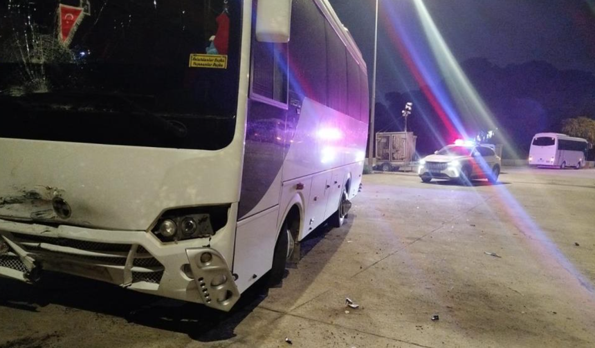 Serik'te midibüs ile çarpıştı!