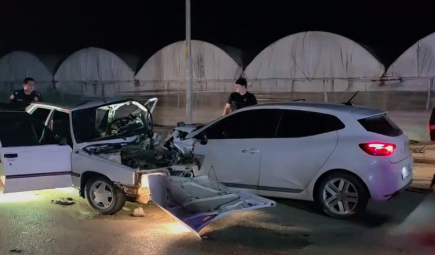 Antalya’da iki otomobil kafa kafaya çarpıştı: Feci kaza kamerada!