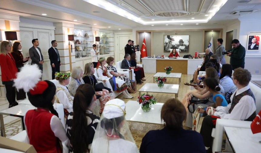 Başkan Vekili Büşra Özdemir dünya çocuklarını ağırladı