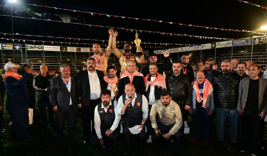 Kepez’de 12 yıl sonra er meydanı kuruldu: Pehlivanlar kıyasıya mücadele etti