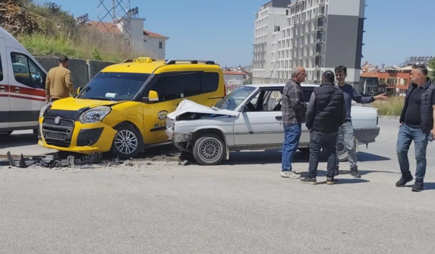 Manavgat'ta taksi ile otomobil çarpıştı!