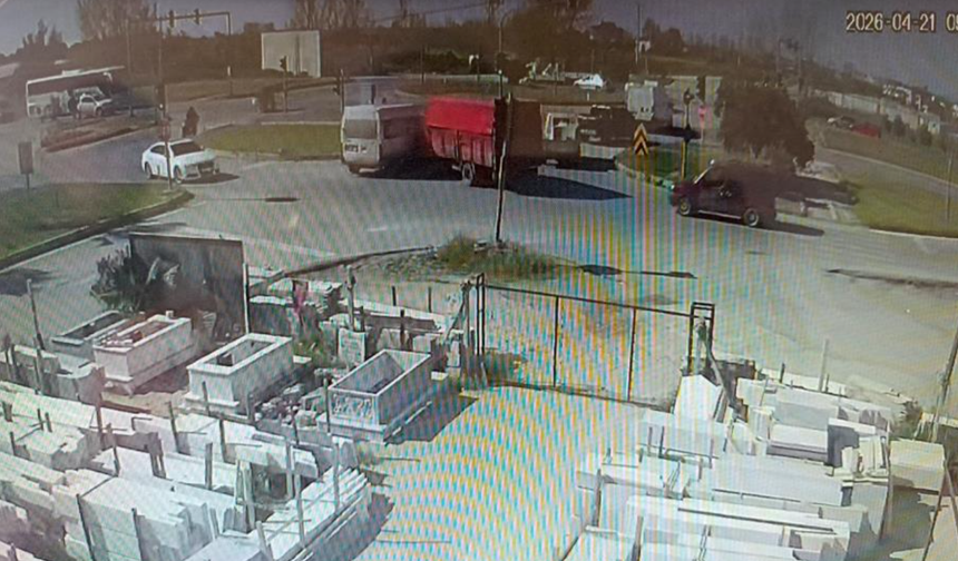 Kamyonun kamyonet ile çarpıştığı kaza kamerada