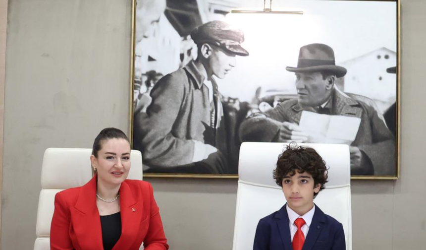 Başkan Vekili Özdemir, koltuğunu çocuk başkana devretti