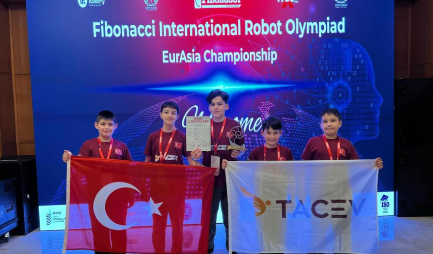 Fibonacci Uluslararası Robot Olimpiyatları'nda ilk 3'e girmek için mücadele ettiler