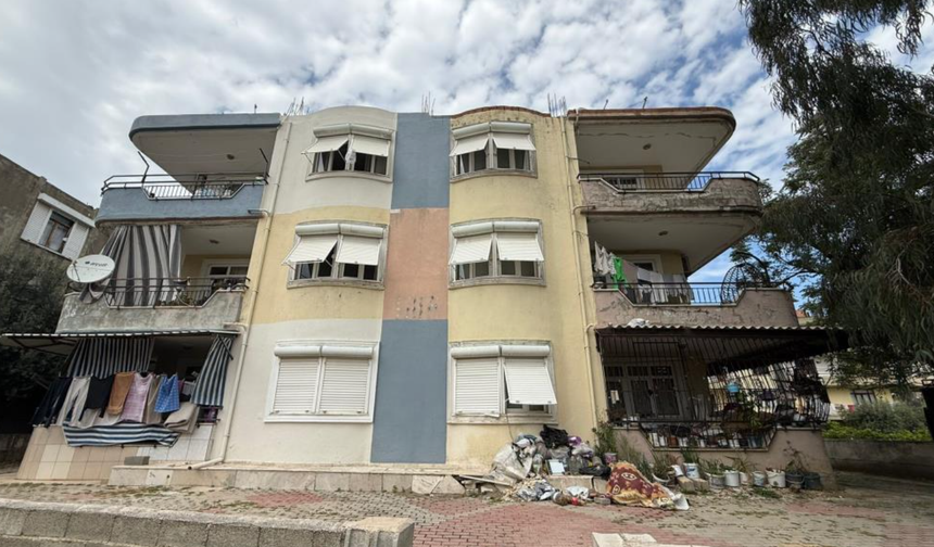 Daire içerisinde ve bahçede biriktirilen çöpler vatandaşı isyan ettirdi!