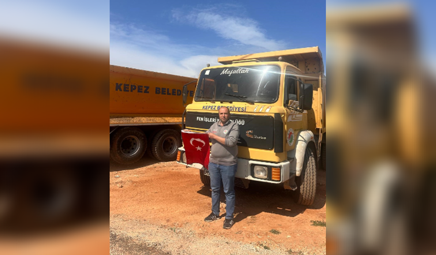 Belediye çalışanının bayrak hassasiyeti!