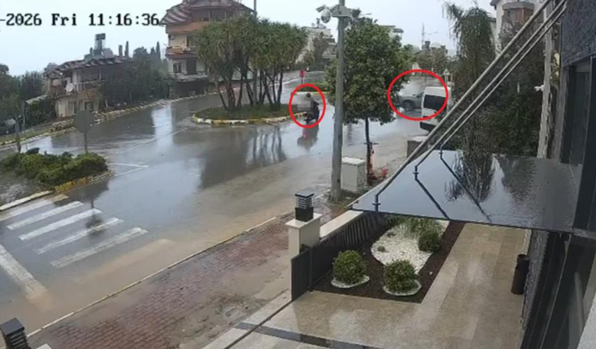 Otomobil ile motosikletin çarpışma anı kamerada!