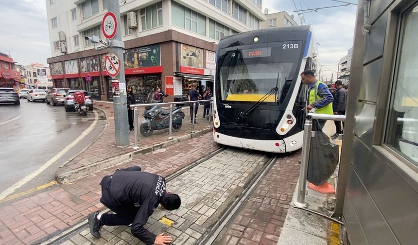 Tramvayın altına giren yavru kedi, yolcuları ve durak görevlilerini alarma geçirdi
