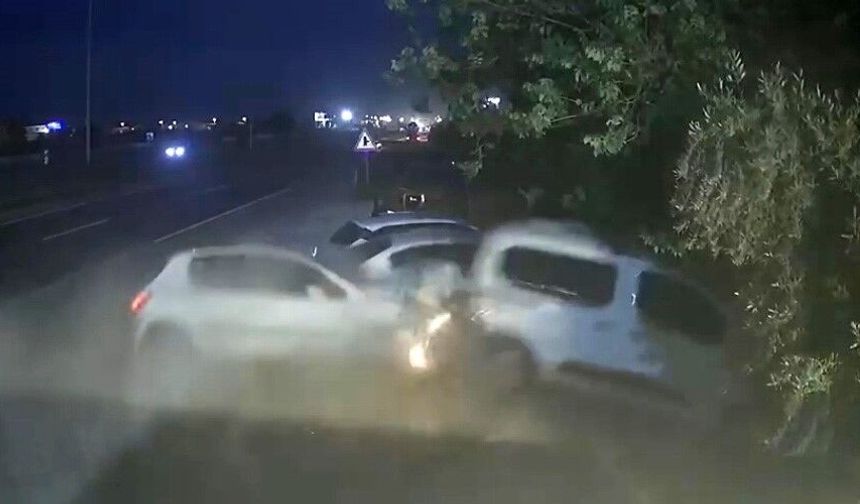 Antalya'da kontrolden çıkan otomobil park halindeki araçları hurdaya çevirdi!
