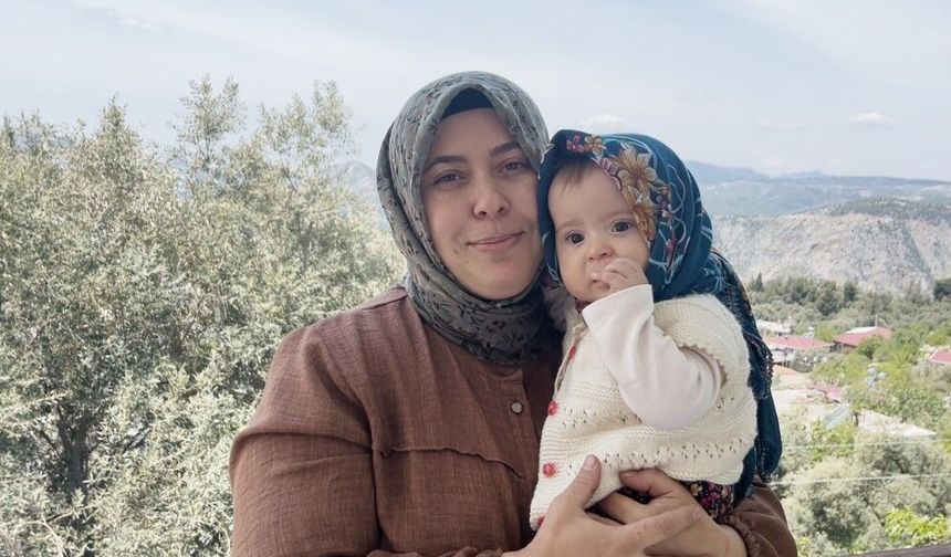 Sosyal medyayı sallayan ikili: Anne ve 7,5 aylık kızı izleyenlerin yüzünde tebessüm bırakıyor