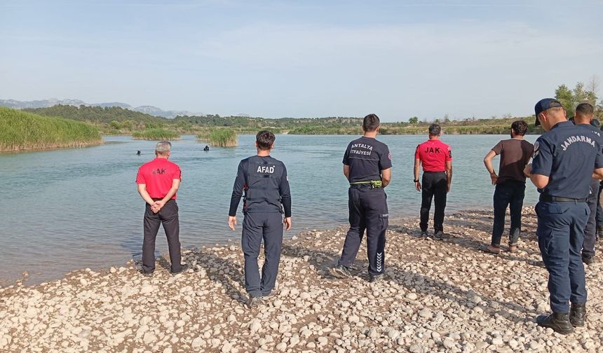 Aksu Çayı'na serinlemek için giren 3 gençten biri akıntıya kapılarak kayboldu