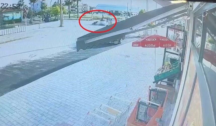 Otomobille çarpışan motosiklettekiler metrelerce savruldu!