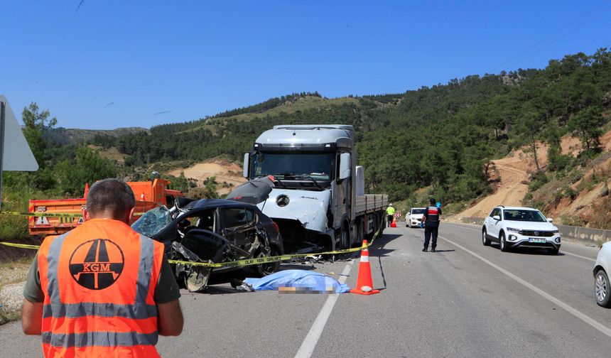 Mermer yüklü tırla kafa kafaya çarpışan otomobildeki çiftten acı son