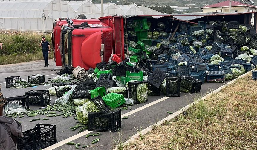 Antalya'da sebze yüklü kamyon ile motosiklet çarpıştı!