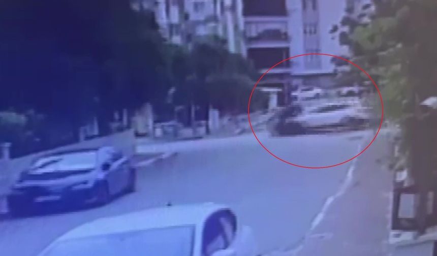 Antalya'da 2 polis memurunun yaralandığı kaza anı kameraya yansıdı