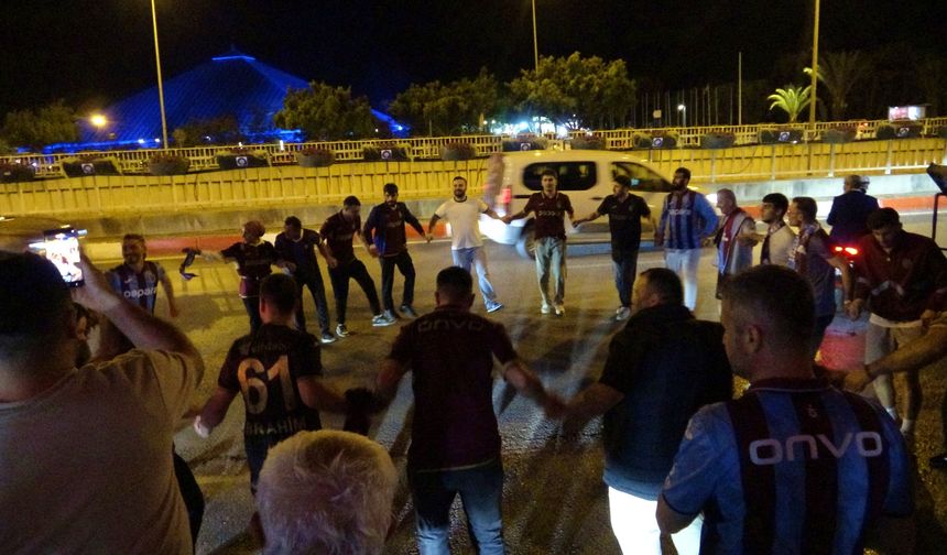 Antalya'da bordo-mavili taraftarlardan kupa coşkusu