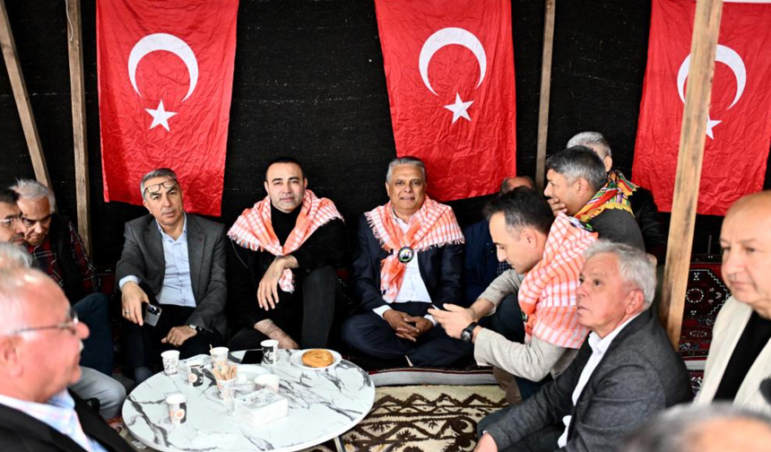 Başkan Uysal, yörüklerle bir araya geldi tuluk başına geçip keşkek dövdü