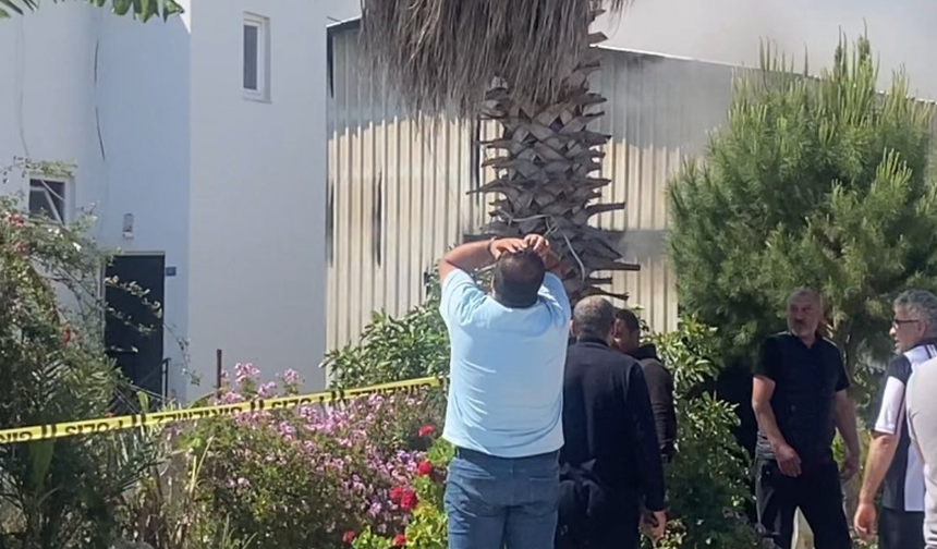 Aksu'da çıkan yangında deposunun yanışını gözyaşlarıyla izledi