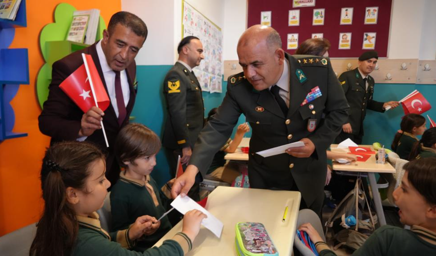 Antalya'da minikler ilk mektuplarını Mehmetçiğe yazdı: "İyi ki varsın"