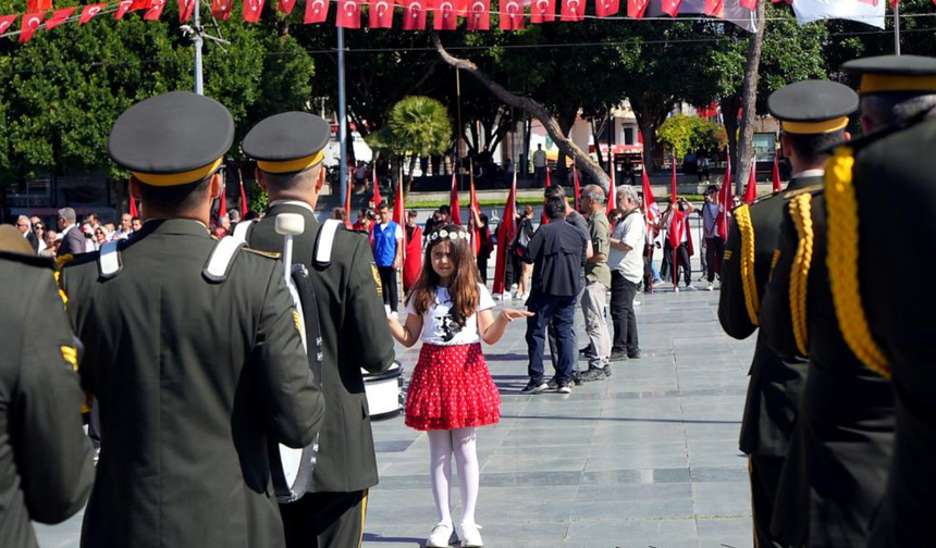 Antalya'da 19 Mayıs coşkusu çelenk töreniyle başladı