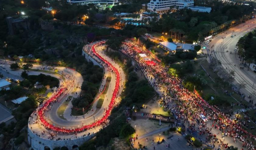 Antalya'da 400 metrelik Türk bayrağıyla fener alayı
