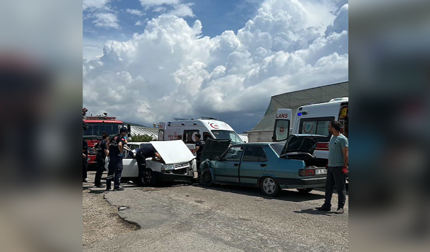 Antalya'da iki Tofaş kafa kafaya çarpıştı!
