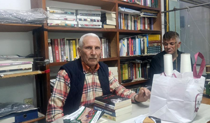 70 yıllık terzi iş yerini kütüphaneye çevirdi