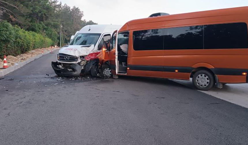 Antalya’da tur minibüsleri çarpıştı: Yaralılar var!