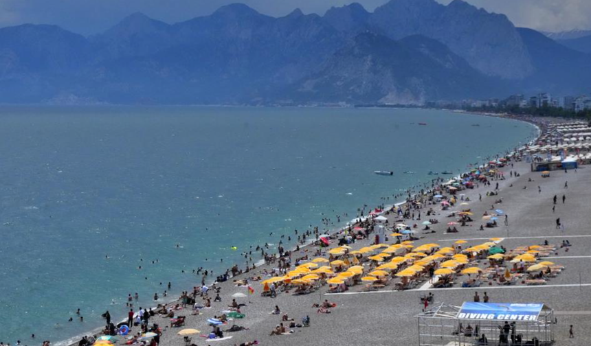 Antalya sahillerinde bayram yoğunluğu ikinci günde artarak devam etti