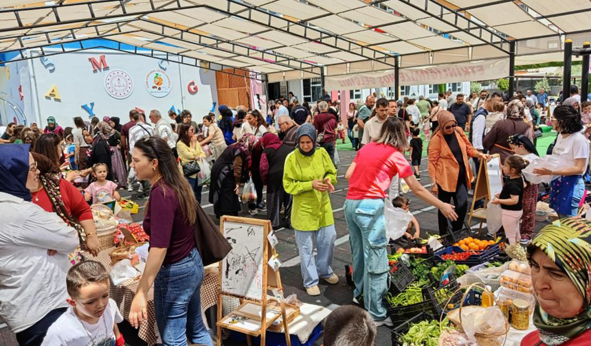 Gazzeli çocuklar için okul bahçesini semt pazarına dönüştürdüler