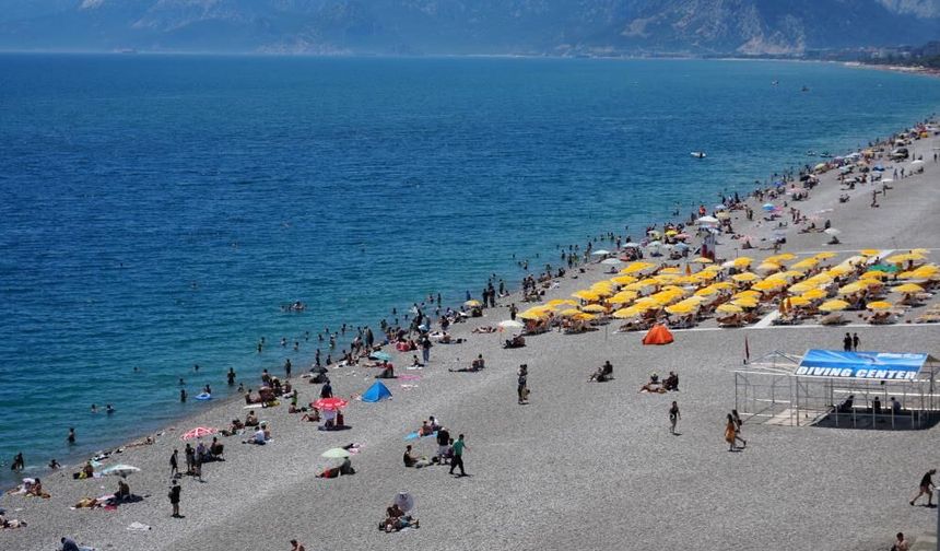 Bayramın ilk gününde tatilciler Antalya sahillerine akın etti