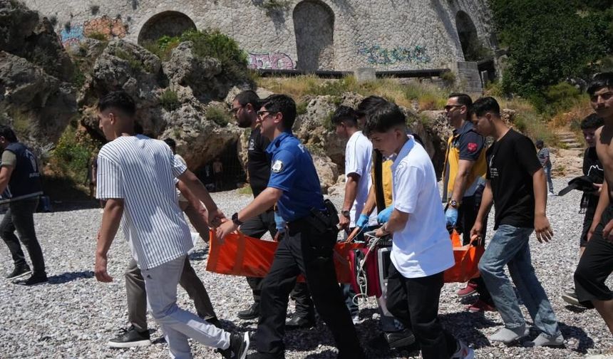 Arkadaşını kurtarmak isterken boğulma tehlikesi geçirdi!