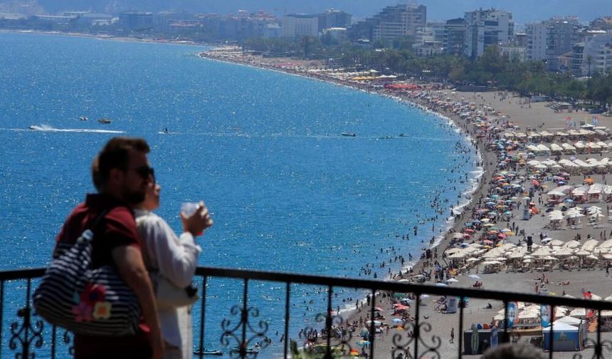 Bayramın son gününde tatilciler Konyaaltı Sahili'ne akın etti