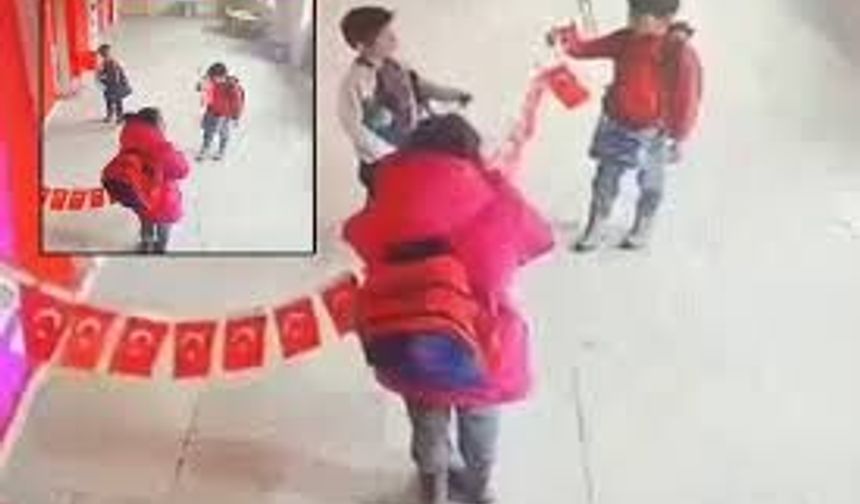 Minikler yere düşen bayrağı asmak için seferber oldular