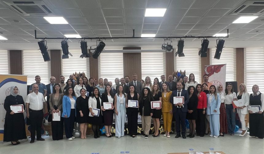 Aksu’da eTwinning Gururu: Başarılı Öğretmenlere Kalite Etiketi Belgeleri Takdim Edildi
