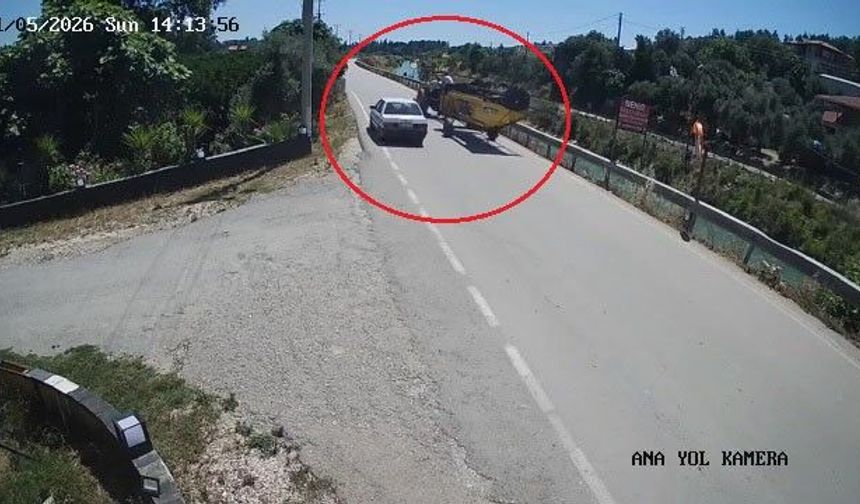 Traktörün altında kalmaktan saniyelerle kurtuldular