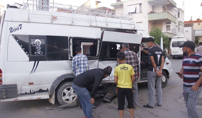 Tarım işçilerini taşıyan iki minibüs çarpıştı: Çok sayıda yaralı!