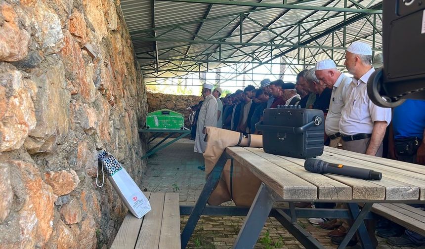 Otobüs kazasında hayatını kaybeden hafız Merve Erik Alanya’da toprağa verildi