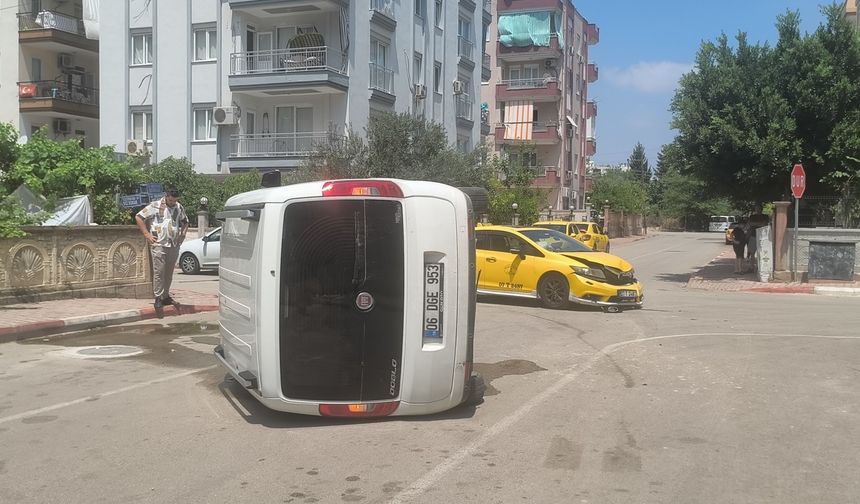 Taksi ile çarpışan hafif ticari araç yan yattı!