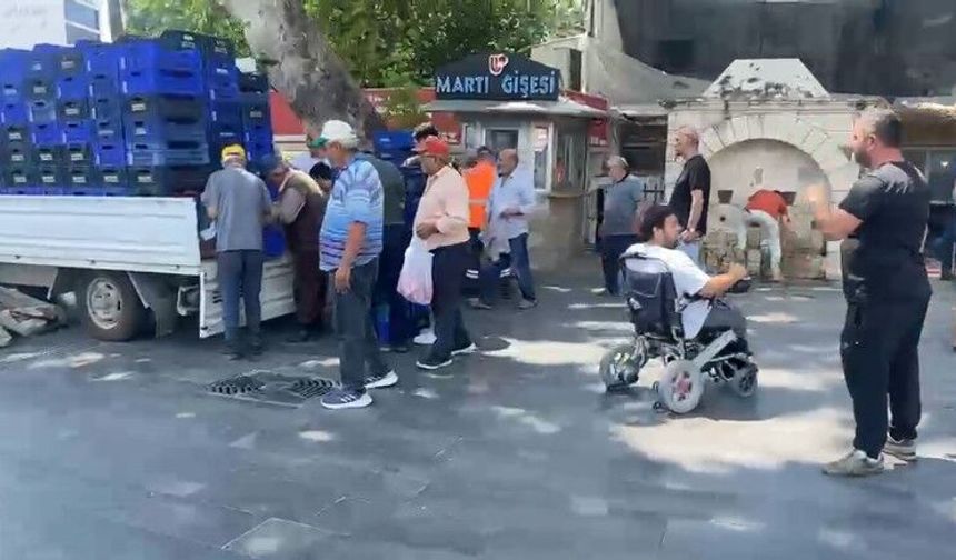 Halde alıcı bulamadığı 4 ton domatesi vatandaşlara ücretsiz dağıttı