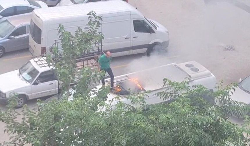 Park halindeki aracın tavanında çıkan yangına vatandaşlar müdahale etti