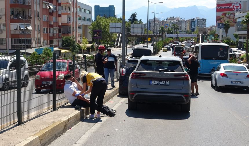 Üst geçitte 4 araç birbirine girdi!