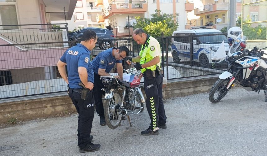 Polisi karşısında görünce motosikleti bırakıp kaçtı!