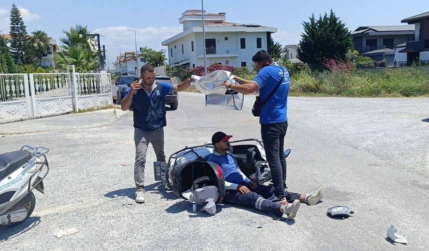 Kaza yapan mesai arkadaşlarını güneşten korumaya çalıştılar