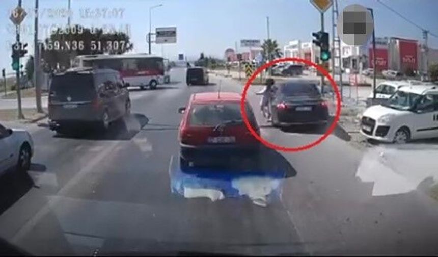 Emniyet şeridinden gelip genç kıza çarptı!