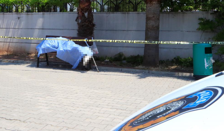 Otobüs durağındaki bankta ölü bulundu