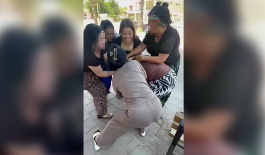 Genç kadını çocuğunun yanında hem dövdüler hem de videoya çektiler