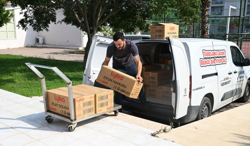 Öğrencilerin yeni sezonda kırtasiye malzemeleri Kemer Belediyesi'nden