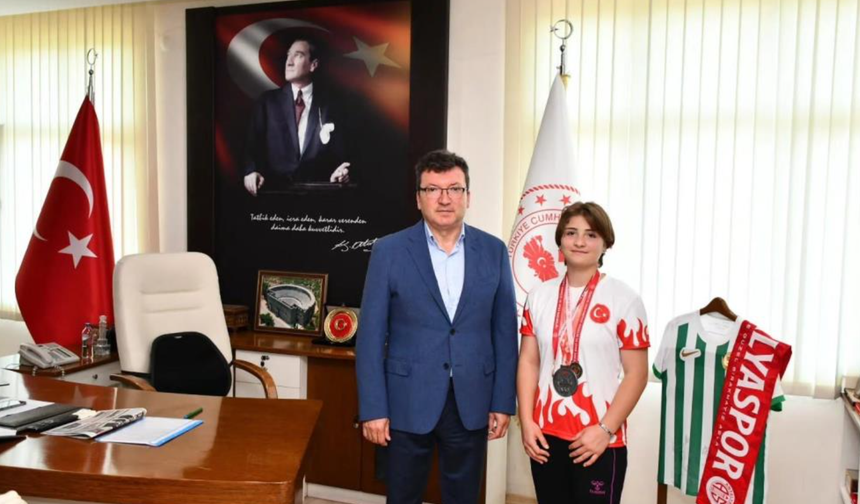 Bilek güreşinde dereceler elde eden Ayşe Büyükkaçar, ilçenin gururu oldu